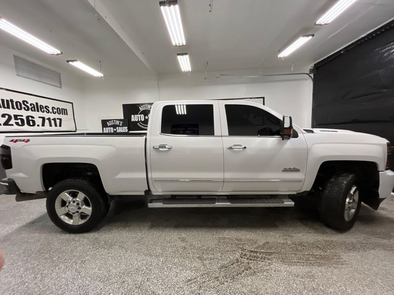 2019 Chevrolet Silverado 2500HD High Country Upper Image 2