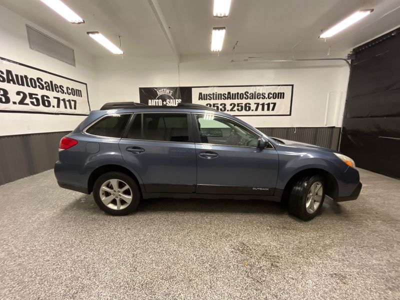 2013 Subaru Outback 2.5i Premium Upper Image 2