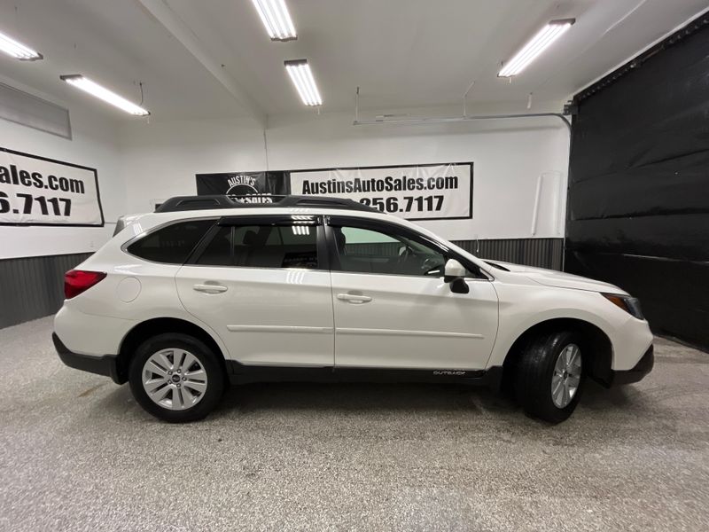 2019 Subaru Outback 2.5i Premium Crossover Upper Image 2