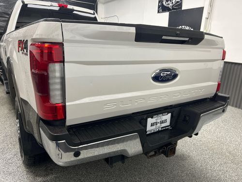 2019 Ford F-350 Super Duty Lariat Lower Image 3