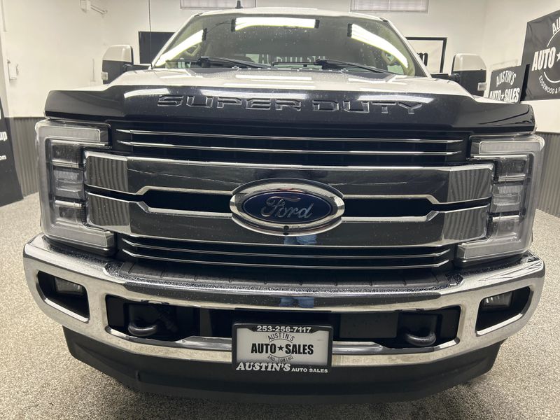2019 Ford F-350 Super Duty Lariat Upper Image 2