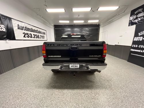 2001 Chevrolet Silverado 2500HD LT Lower Image 2