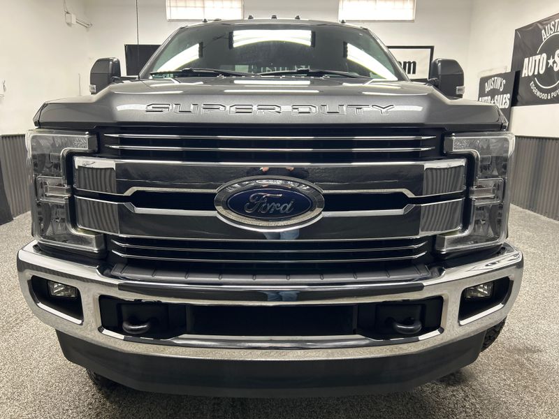 2017 Ford F-350 Super Duty Lariat Upper Image 2