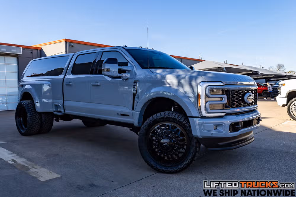 2025 Ford F-450 Super Duty Platinum Crew Cab Image 1