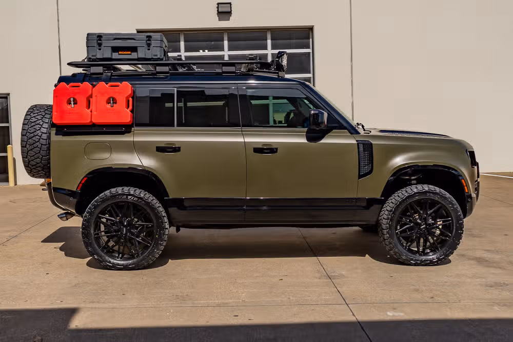 2023 Land Rover Defender 110 V8 Image 11