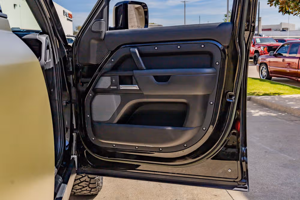 2023 Land Rover Defender 110 V8 Image 34