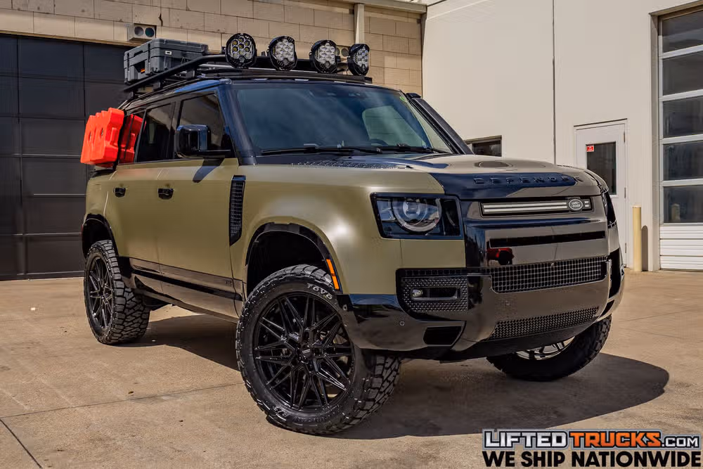 2023 Land Rover Defender 110 V8 Image 1