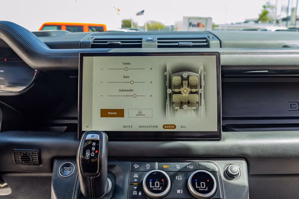2023 Land Rover Defender 110 V8 Image 23
