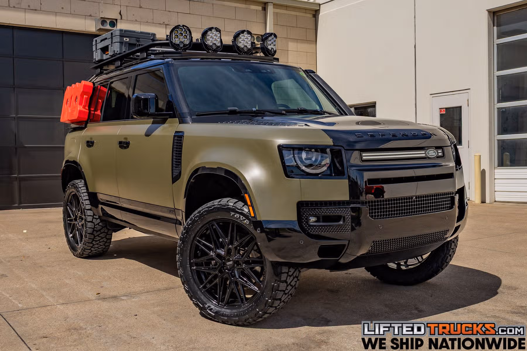 2023 Land Rover Defender 110 V8 Image 1