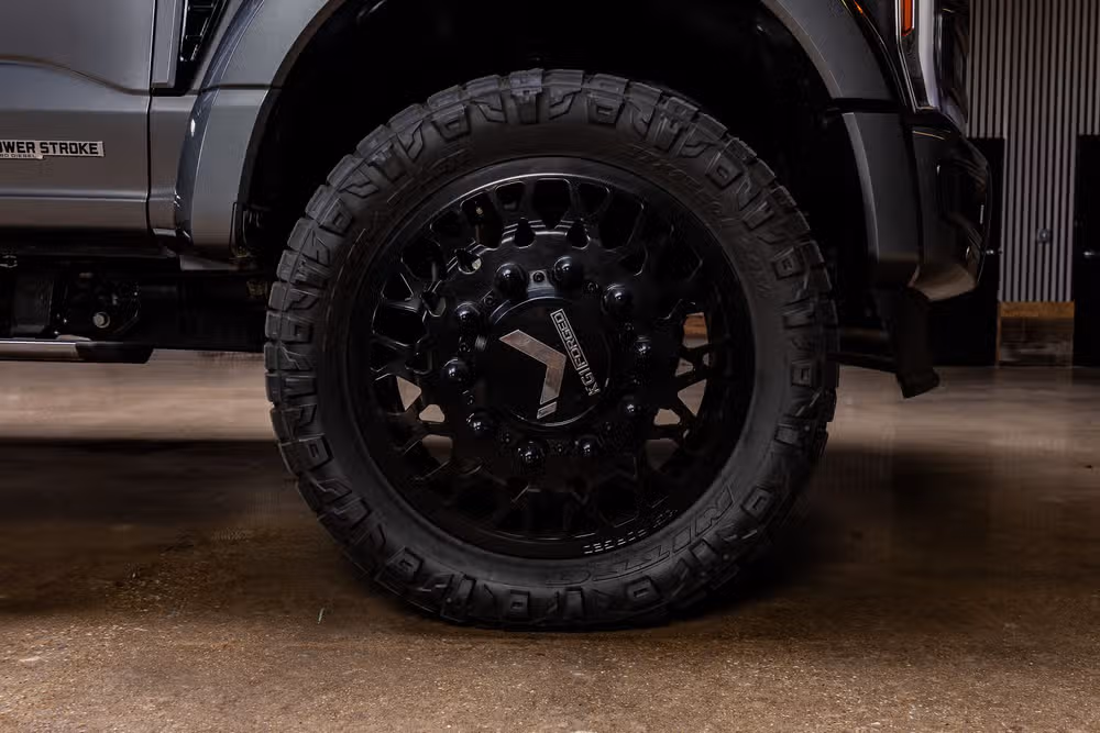 2025 Ford F-450 Super Duty Platinum Plus Crew Cab Image 11