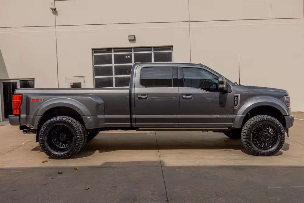 2022 Ford F-450 Super Duty Limited Crew Cab Image 11