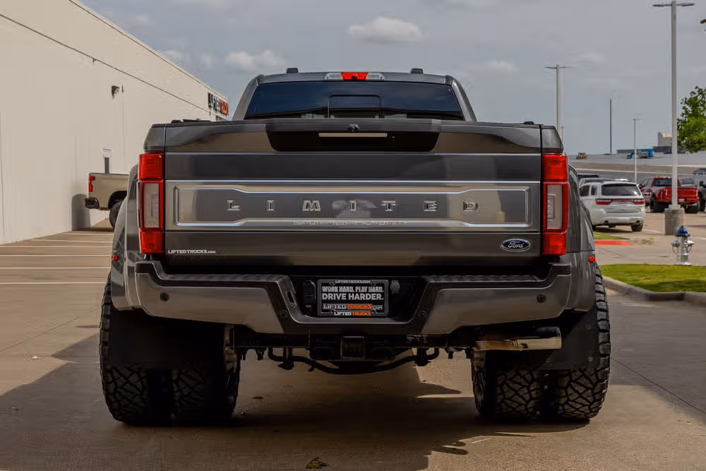 2022 Ford F-450 Super Duty Limited Crew Cab Image 8