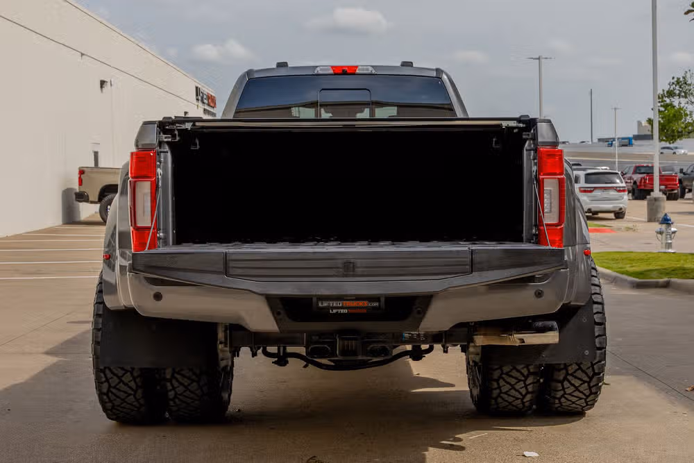 2022 Ford F-450 Super Duty Limited Crew Cab Image 9