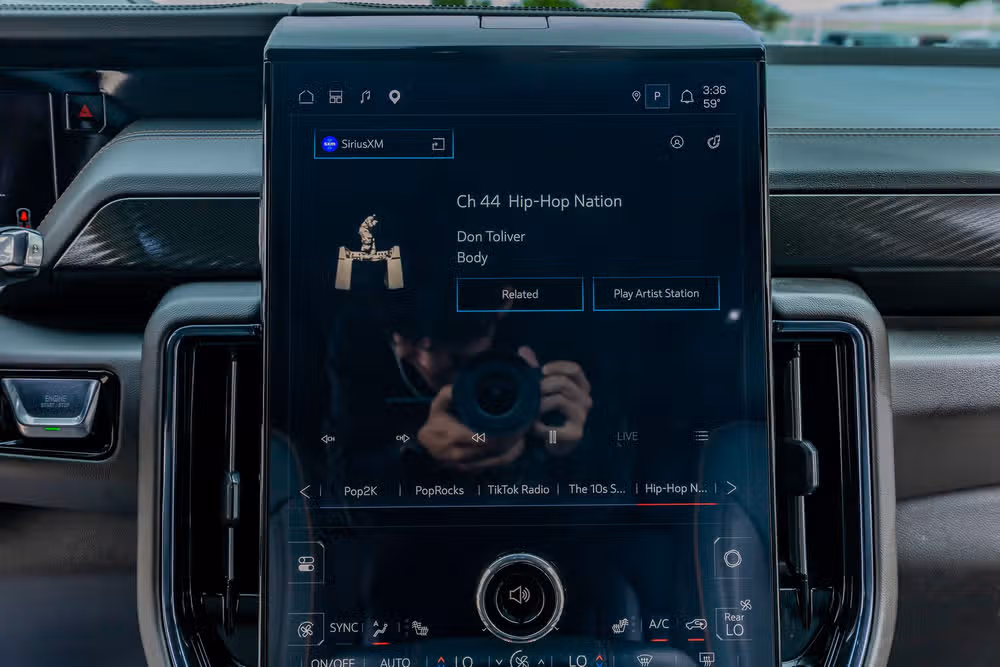 2025 GMC Yukon AT4 Image 25