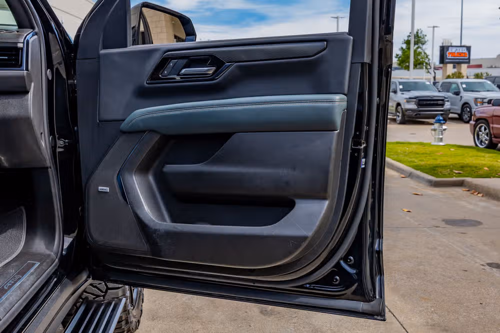 2025 GMC Yukon AT4 Image 38