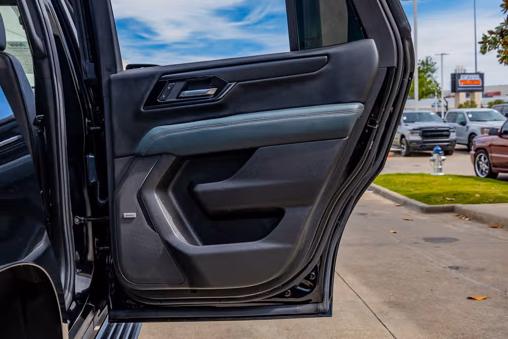 2025 GMC Yukon AT4 Image 40