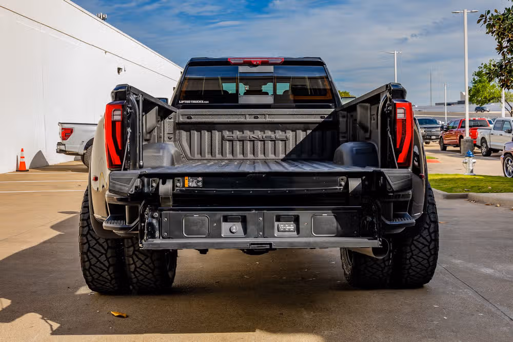 2024 GMC Sierra 3500HD Denali Ultimate Crew Cab Image 9
