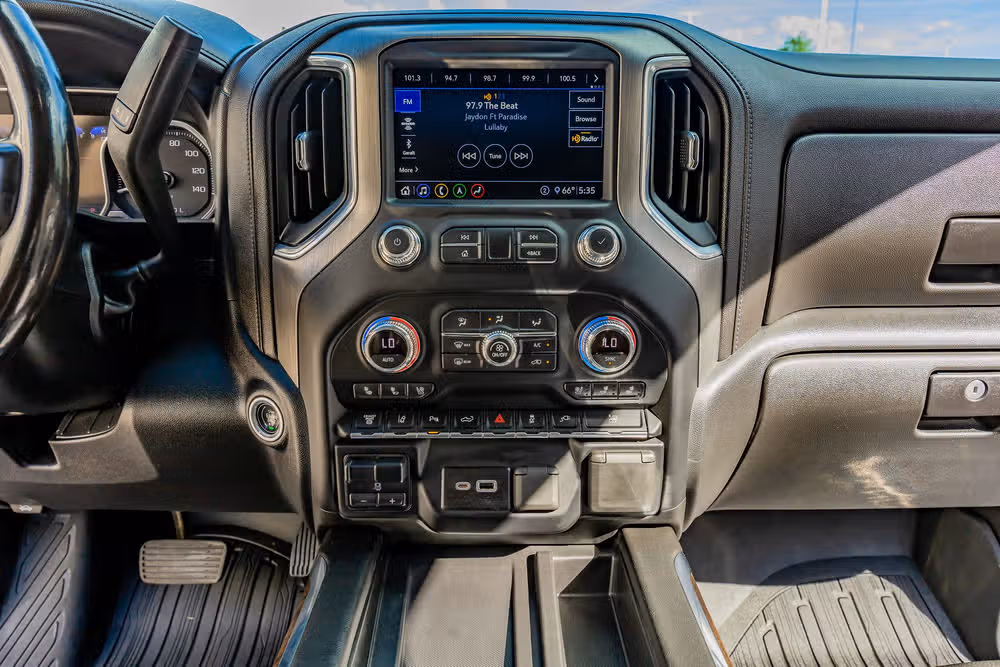 2020 GMC Sierra 3500HD Denali Crew Cab Image 24