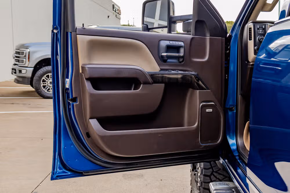 2015 GMC Sierra 3500HD Denali Crew Cab Image 31