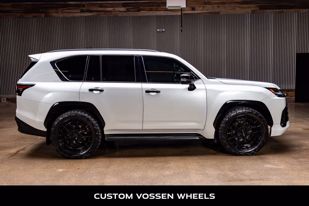 2025 Lexus LX 700h Overtrail Image 10