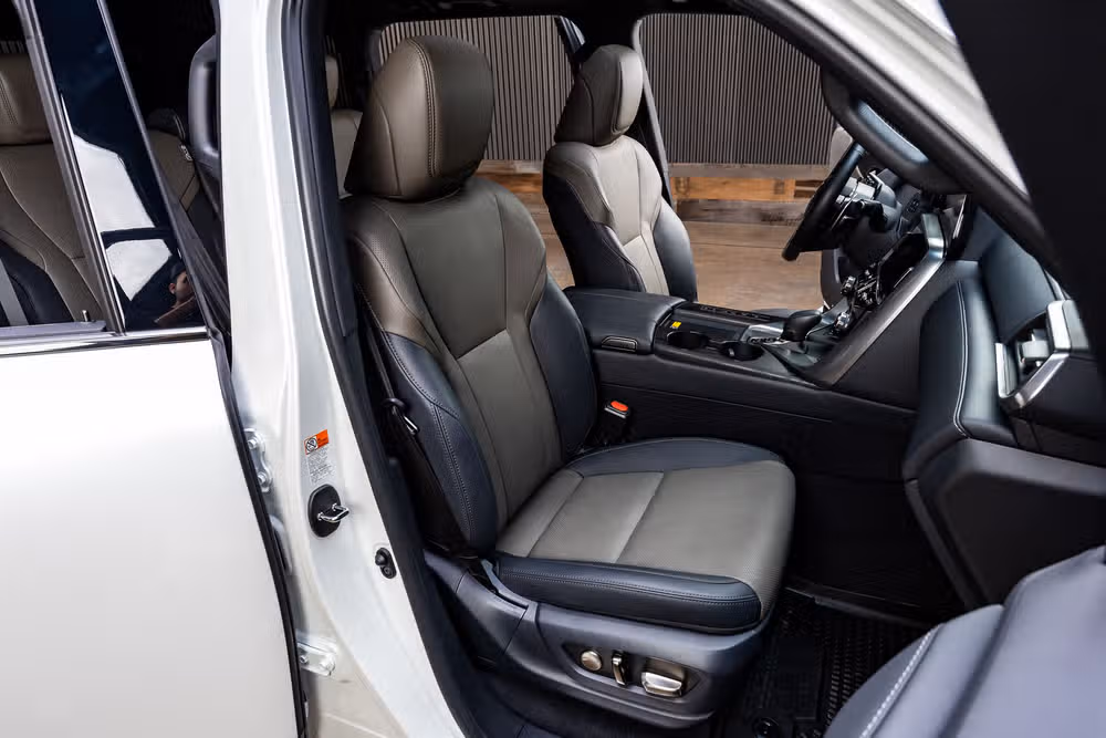 2025 Lexus LX 700h Overtrail Image 28