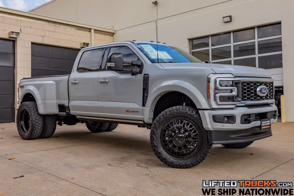 2025 Ford F-450 Super Duty Platinum Crew Cab Image 1