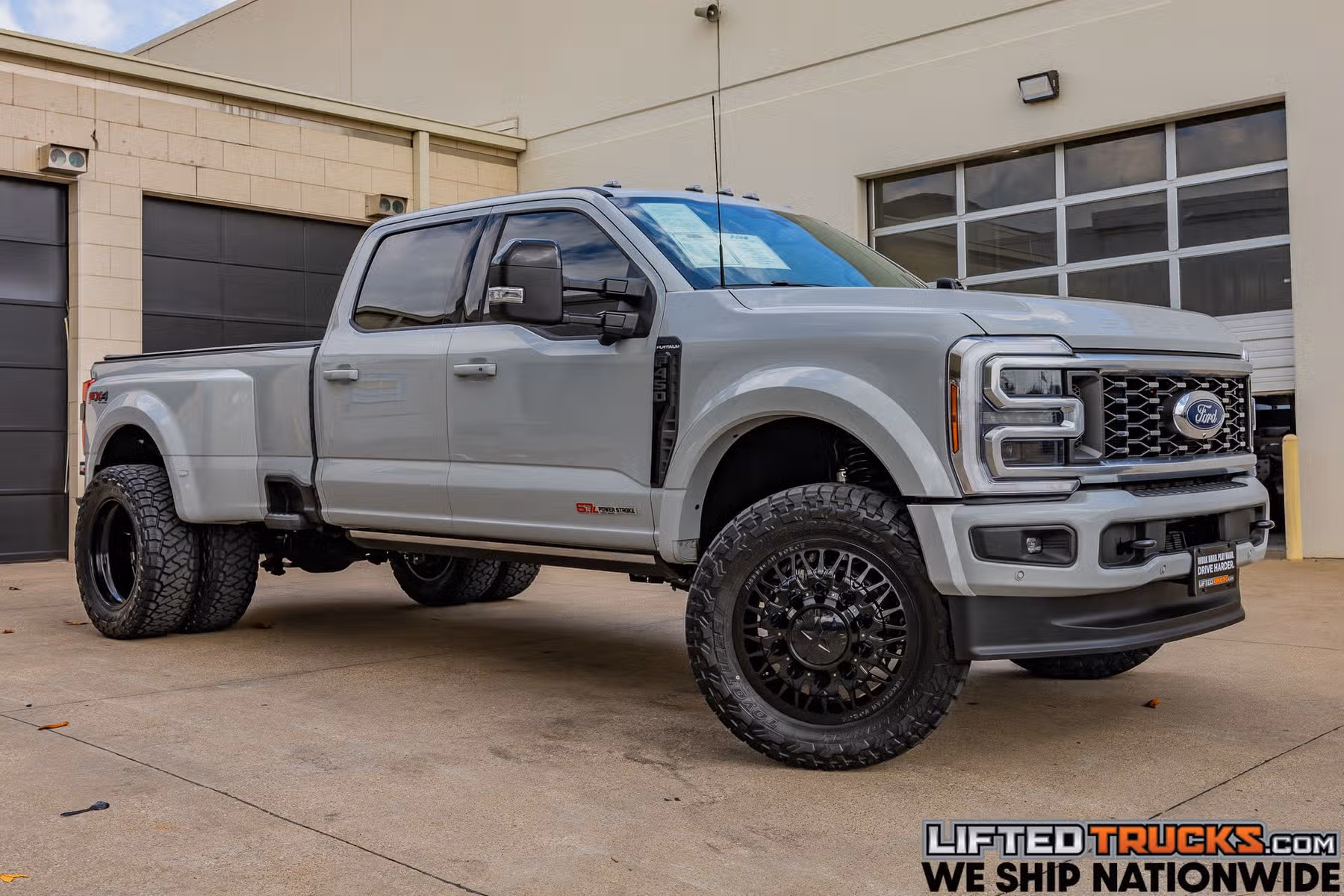 2025 Ford F-450 Super Duty Platinum Crew Cab Image 1