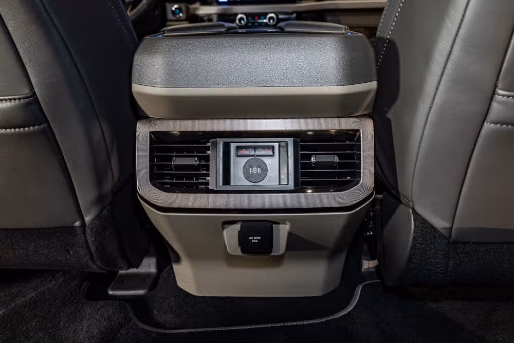 2026 Ford F-450 Super Duty Platinum Plus Crew Cab Image 24