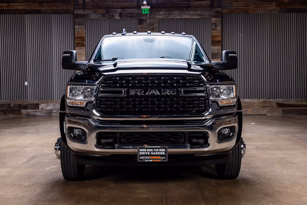 2024 Ram 4500 SLT Chassis Crew Cab Image 2