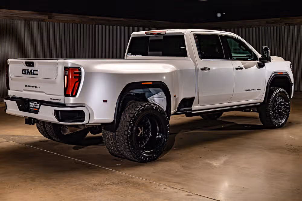 2024 GMC Sierra 3500HD Denali Ultimate Crew Cab Image 10