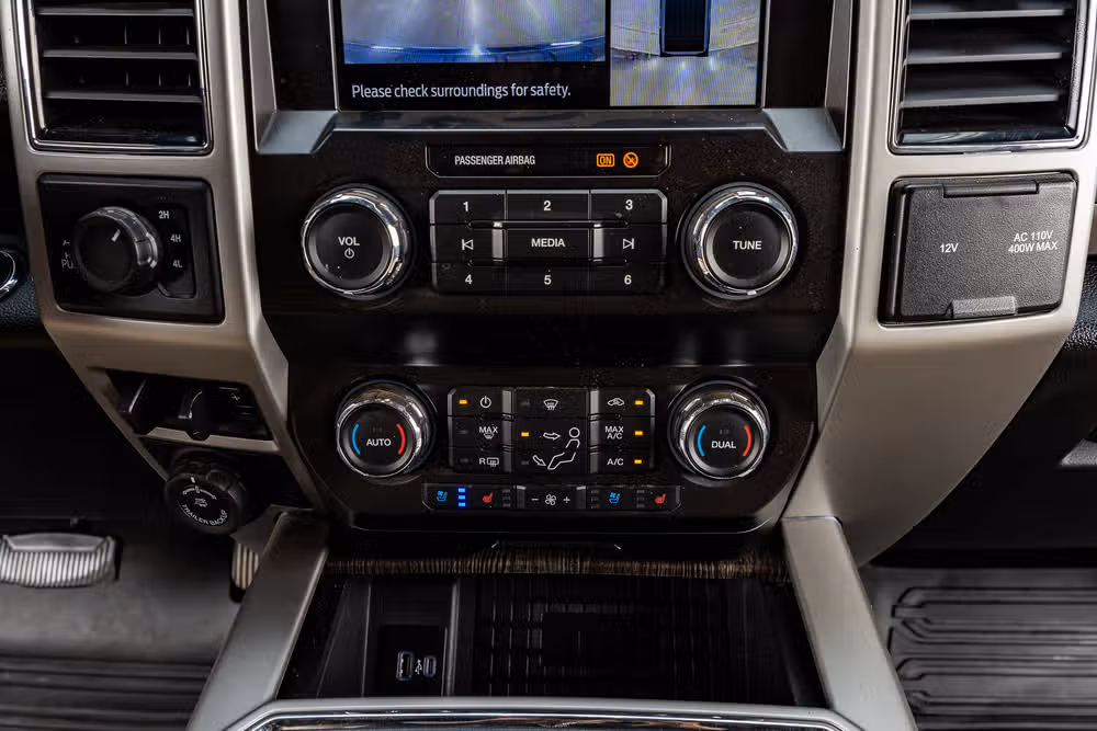 2020 Ford F-250 Super Duty Lariat Crew Cab Image 27