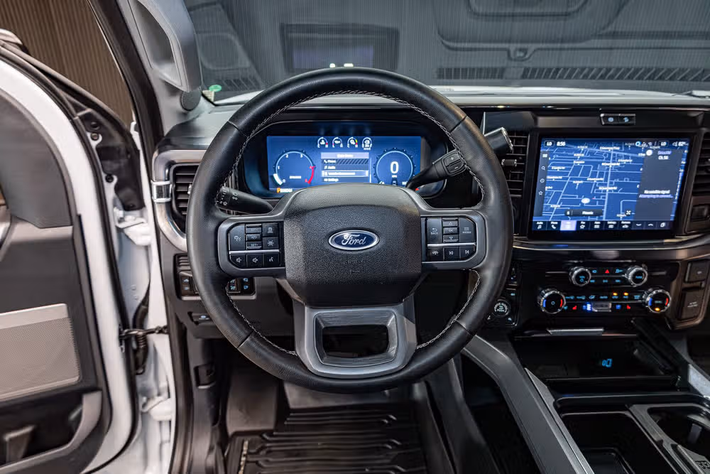 2025 Ford F-250 Super Duty Lariat Crew Cab Image 16