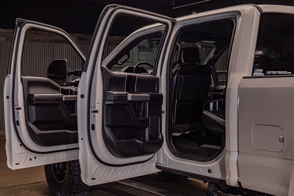2019 Ford F-250 Super Duty Platinum Crew Cab Image 34