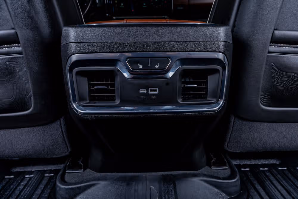 2024 GMC Sierra 3500HD Denali Ultimate Crew Cab Image 34