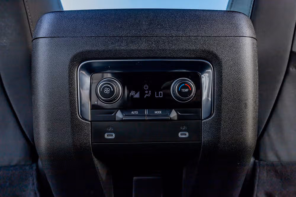2024 Chevrolet Suburban LS Image 32