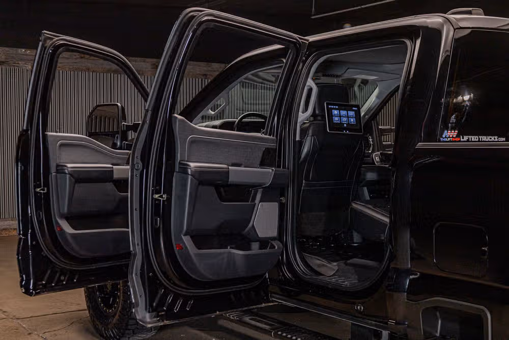 2023 Ford F-250 Super Duty Lariat Crew Cab Image 28