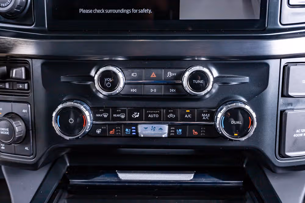 2025 Ford F-250 Super Duty Lariat Crew Cab Image 27