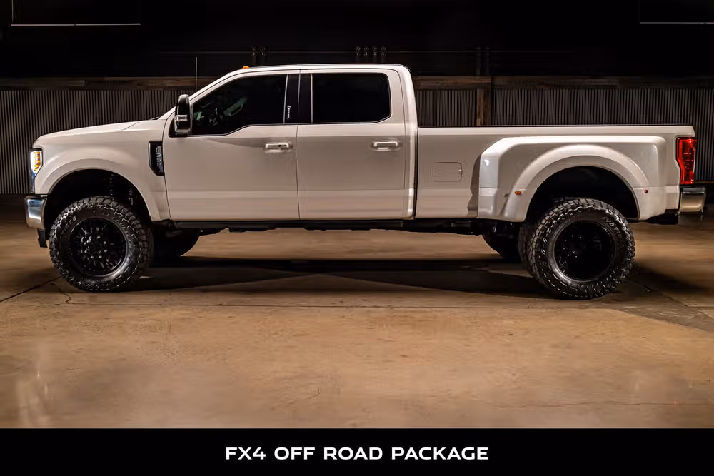 2017 Ford F-350 Super Duty Lariat Crew Cab Image 6