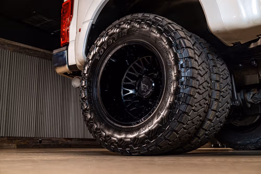 2017 Ford F-350 Super Duty Lariat Crew Cab Image 12