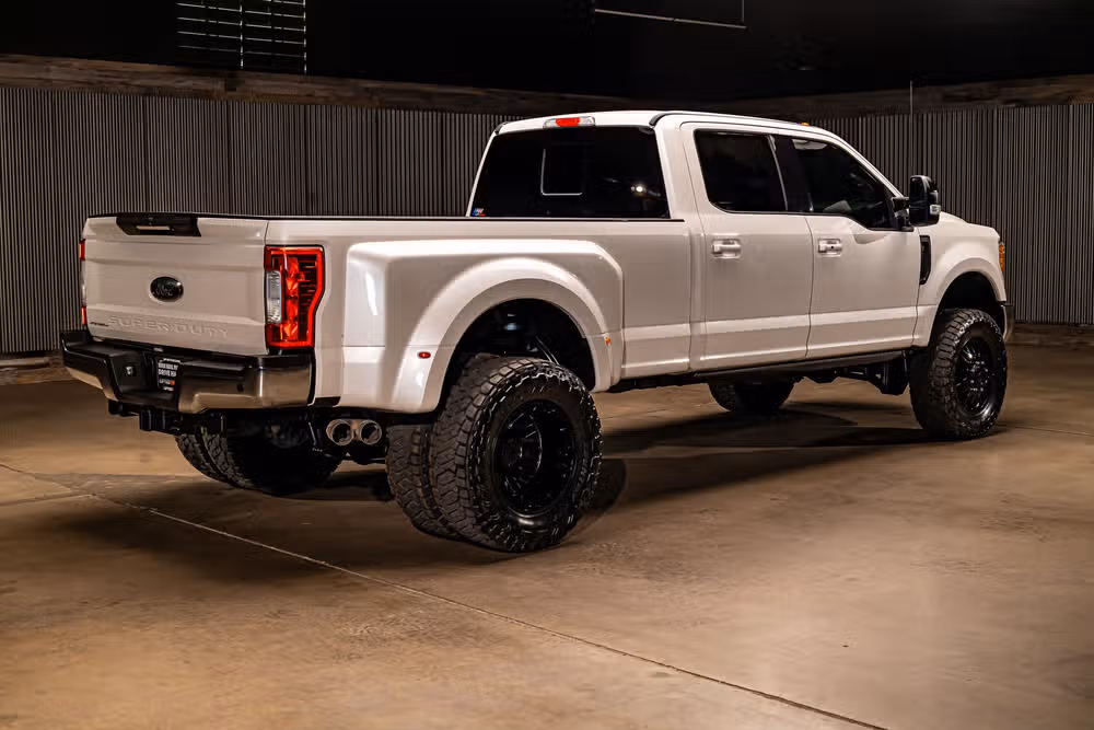 2017 Ford F-350 Super Duty Lariat Crew Cab Image 10