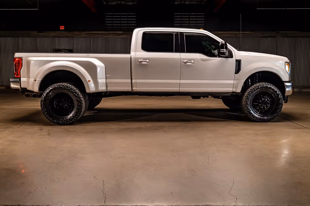 2017 Ford F-350 Super Duty Lariat Crew Cab Image 11