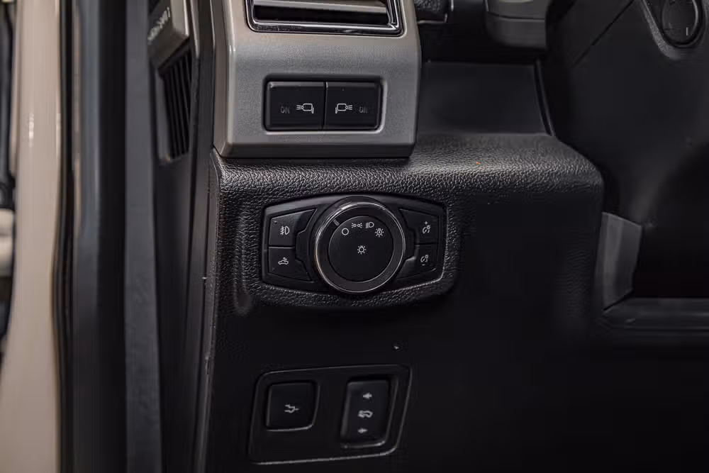 2017 Ford F-350 Super Duty Lariat Crew Cab Image 18