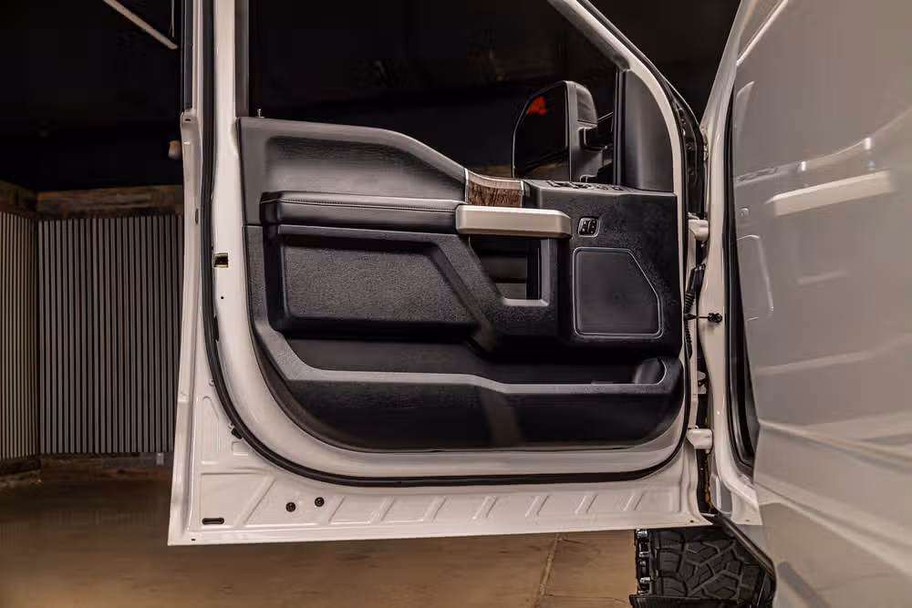 2017 Ford F-350 Super Duty Lariat Crew Cab Image 31