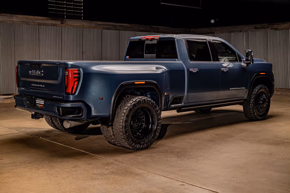 2025 GMC Sierra 3500HD Denali Reserve Crew Cab Image 10