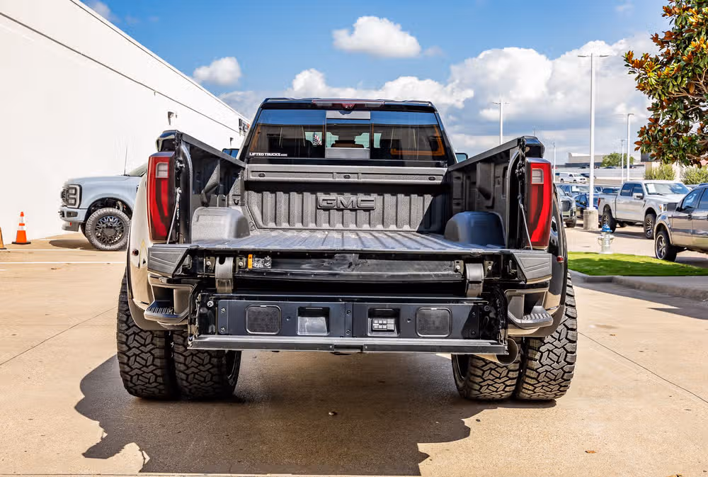 2026 GMC Sierra 3500HD Denali Ultimate Crew Cab Image 9