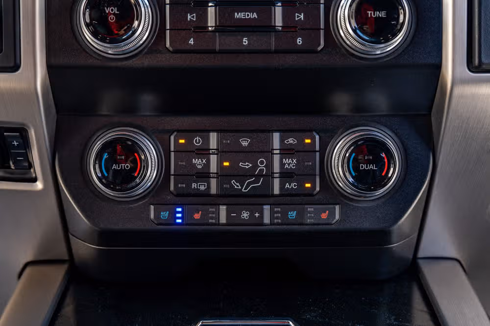 2019 Ford F-350 Super Duty Platinum Crew Cab Image 26