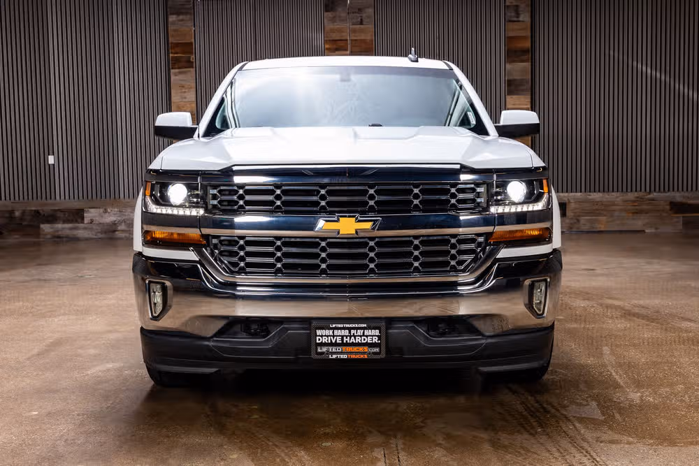 2018 Chevrolet Silverado 1500 LT Crew Cab Image 2