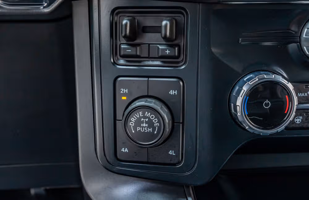 2025 Ford F-150 Lariat SuperCrew Image 24