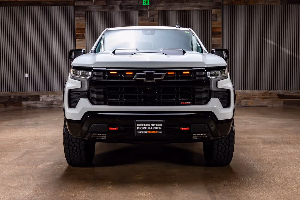 2024 Chevrolet Silverado 1500 LT Trail Boss Crew Cab Image 2