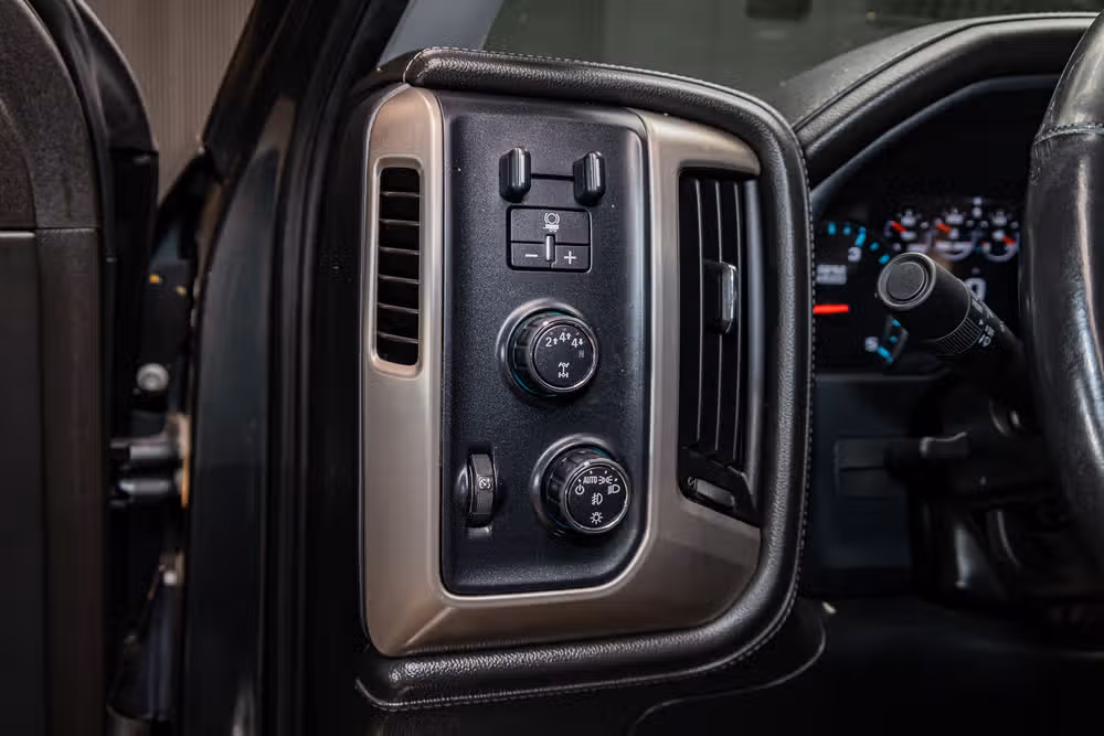 2017 GMC Sierra 2500HD Denali Crew Cab Image 16